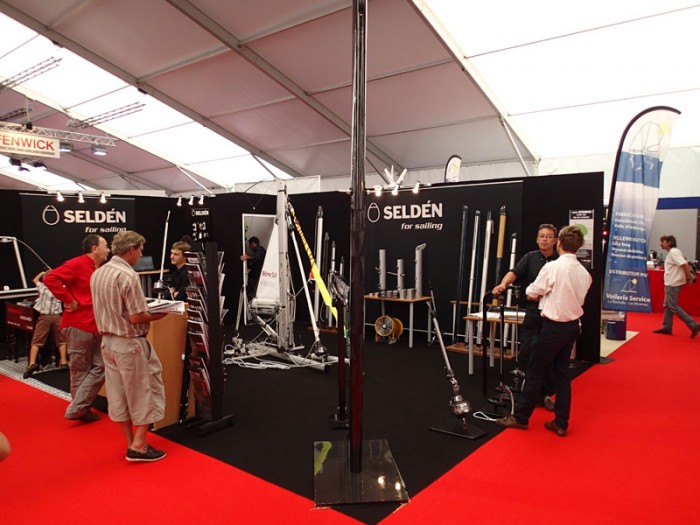 Le stand Seldén. A droite, Tomas Hilding, Directeur général Seldén Mast