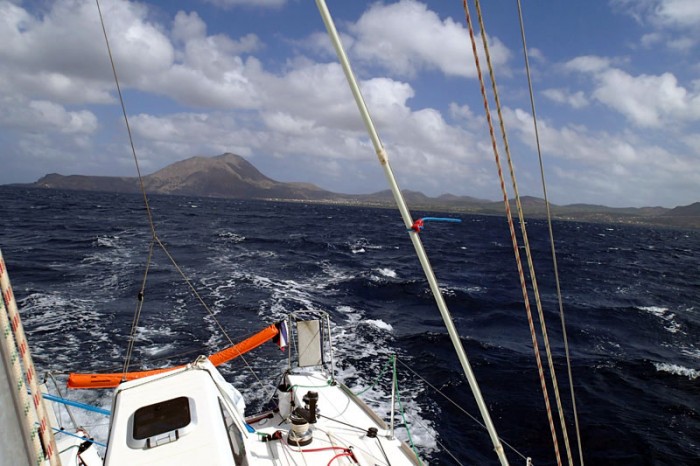 23 janvier 10h20 local, c'est parti pour la transat, le mouillage de Tarrafal s'éloigne rapidement !