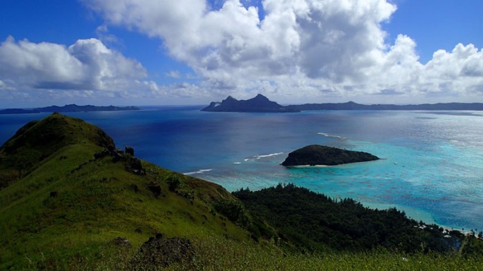 Sommet d’Akamaru (246 m), vue sur l’île Mekiro et le mouillage (13)