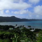 Ile Mangareva, Rikitea et la zone de mouillage au fond de la baie à gauche