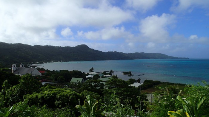 Ile Mangareva, Rikitea et la zone de mouillage au fond de la baie à gauche