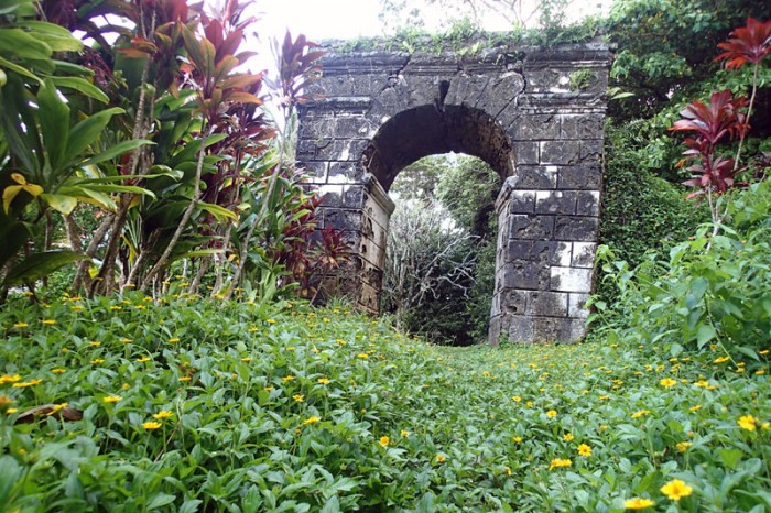 Les ruines du couvent sur les hauteurs de Rikitea