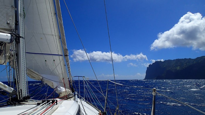 Le cap à contourner au Sud de l’île se rapproche