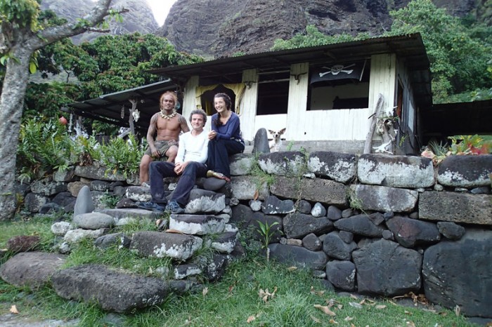 Taniha dans sa maison construite sur le paepae du chef de la vallée