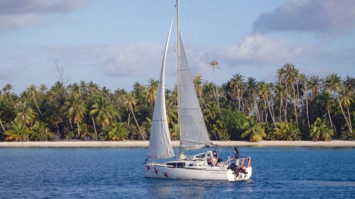 Prise de mouillage sous voiles à Hirifa, atoll de Fakarava