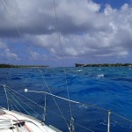 L’Envol à la voile en approche de la passe Ouest de Rangiroa (pour sortir)