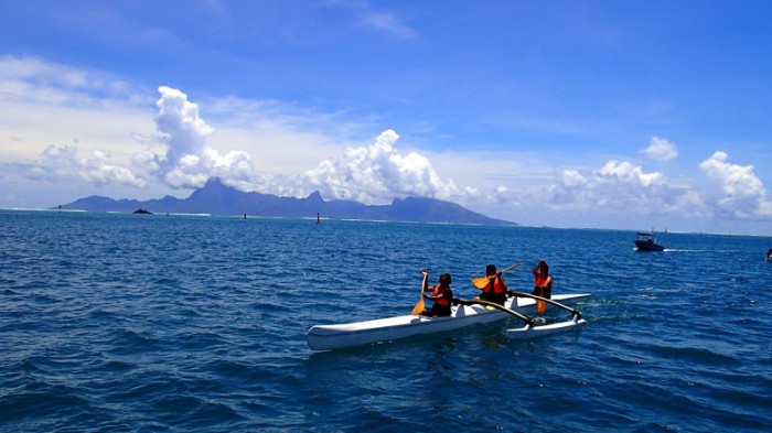 La vie quotidienne de la baie de Vaitupa, Moorea au fond