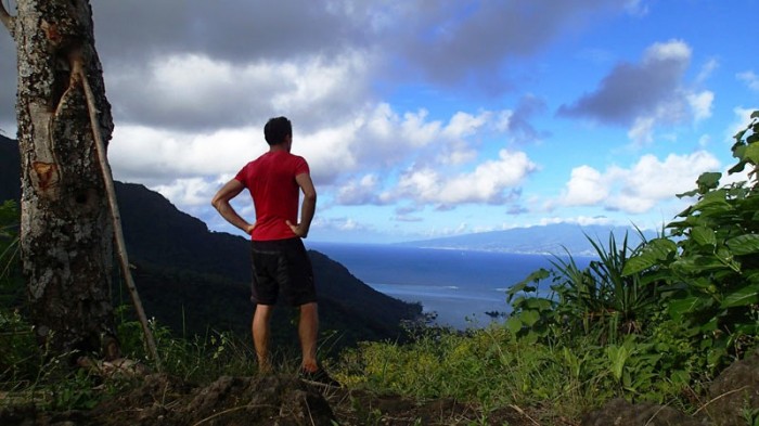 La possessive Tahiti vue depuis le col de Vaiare à Moorea