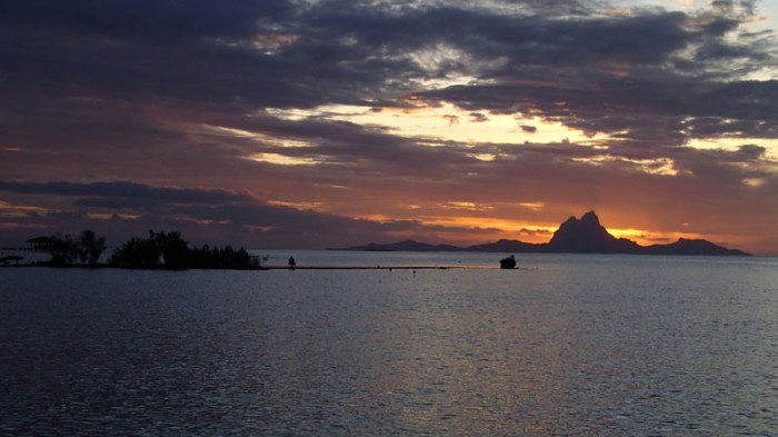 Baie de Pueheru, coucher de soleil sur Bora Bora