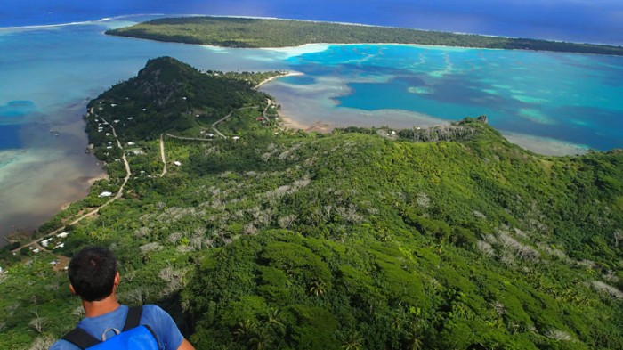 Vue sur le mont Paharae (106m) en contrebas et le motu Auira