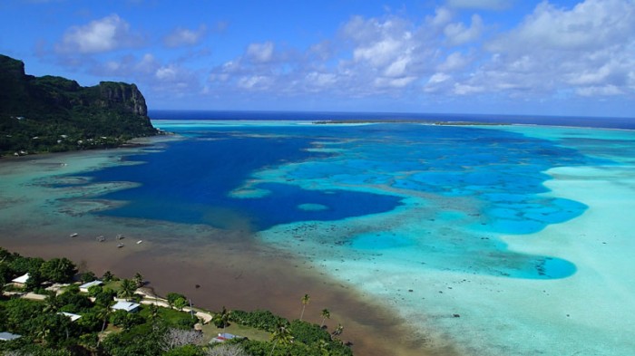 Baie Atipiti avec les motus de la passe sur l’horizon