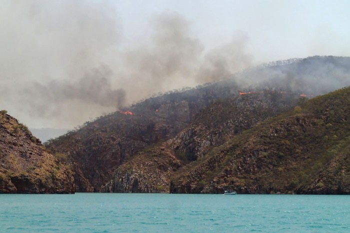 Entrée des gorges sous les flammes !