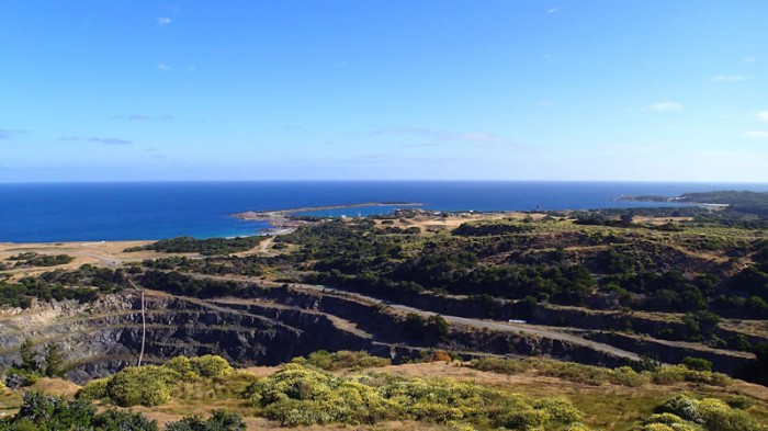 L’ex-mine de Grassy, au fond le port