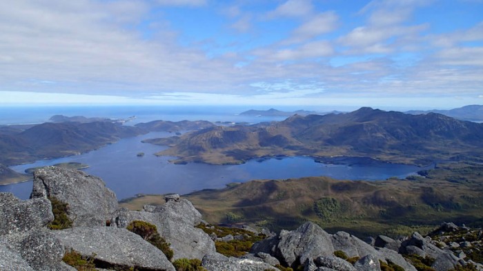 Bathurst Channel, Breaksea Islands et Mt Stokes (484m)