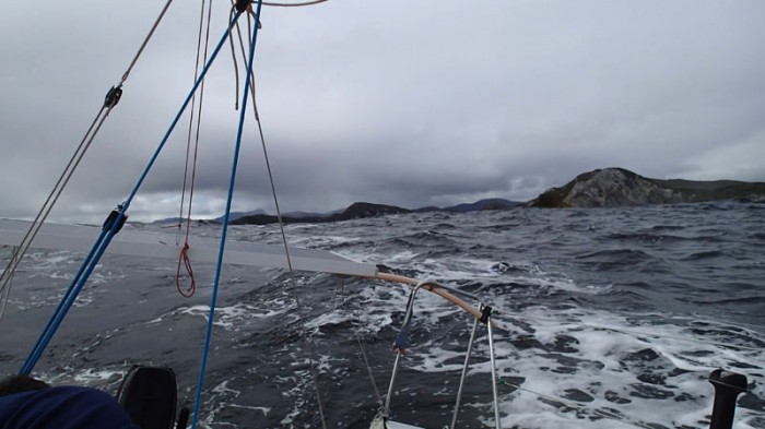 13:00 – Forbes Point, malgré la houle on tente de quitter Port Davey