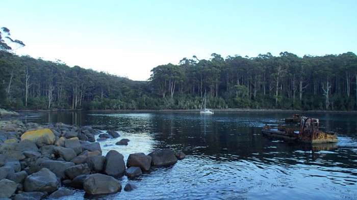 Derrière l’épave, L’Envol au mouillage de Canoe Bay