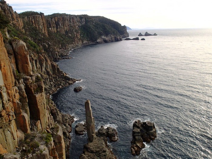 Le Moai de Dolomieu Point, dans la brume sur l'horizon, Maria Island