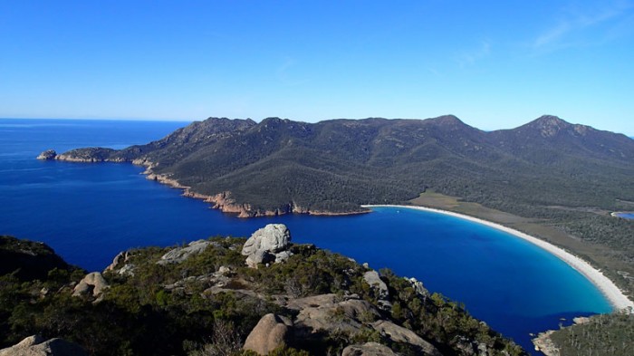 La Freycinet Peninsula et la Wineglass Bay du sommet du Mt Amos (454m)