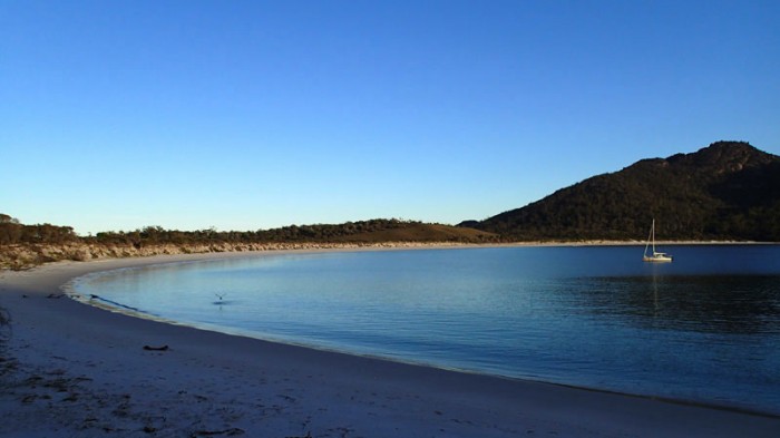 Le coin Sud de la Wineglass Bay, au NW, le Mt Mayson (415m)