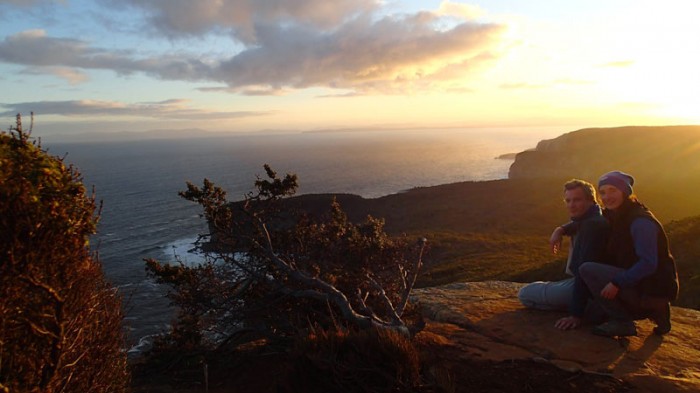 Shipstern Bluff derrière la branche, sur l’horizon Bruny Island