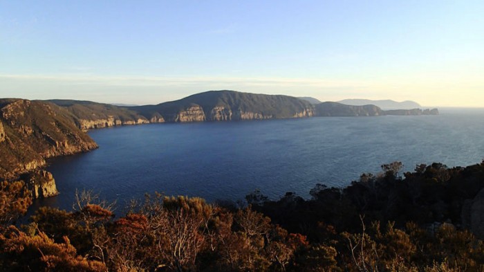 La Munro Bight et le cap Hauy, au centre le Mt Fortescue (490m)