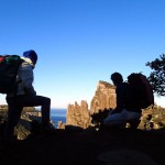 A ma gauche, le Blade et derrière Carina, le phare de Tasman Island