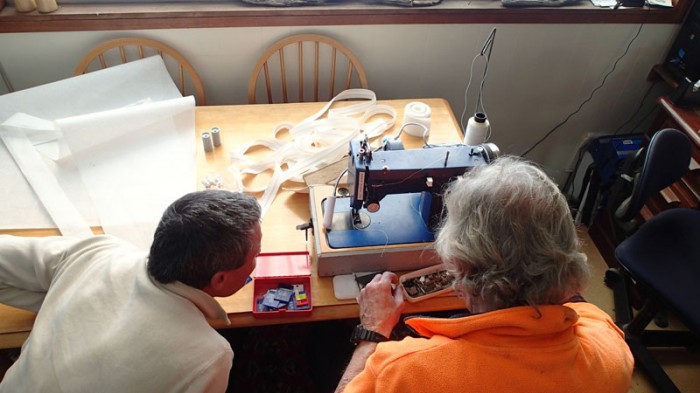 Le maestro et l’apprenti devant la machine à coudre de Chris et Margie