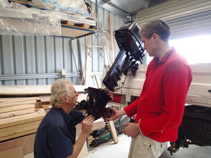 Changement de l’impeller du hors-bord, merci Tim !