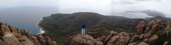 Vue du Mt Story (420m), à G Sarah Ann Bay, à D la péninsule Freycinet