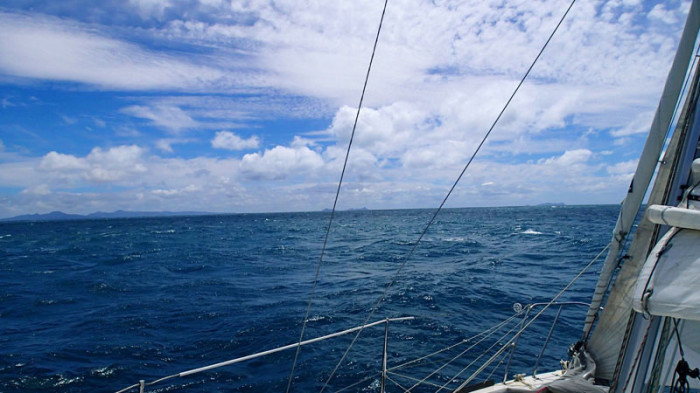 L’Envol doublant Pot Boil Shoal, Babel Island à D du bas-hauban