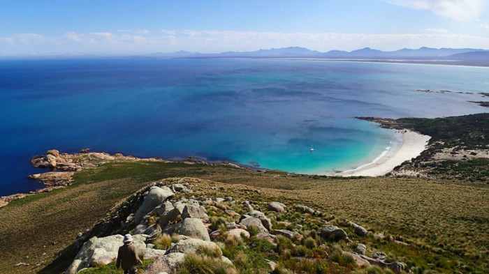 Vue de Babel Island, à l’aplomb du bateau, les Strzelecki Peaks (756m)