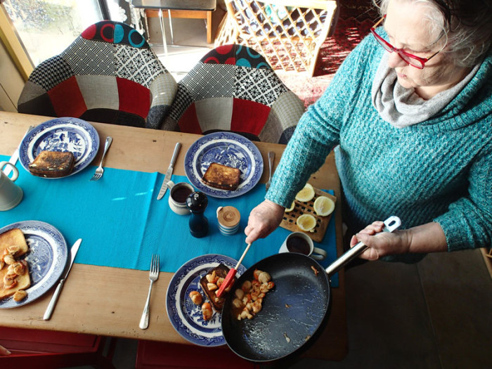 Le Chef Margaret nous mitonne des coquilles St Jacques – trop bon !