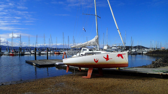 Echouage sur la plage du Tamar Yacht Club