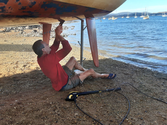 Un travail éreintant pour ôter à la spatule le vieil antifouling