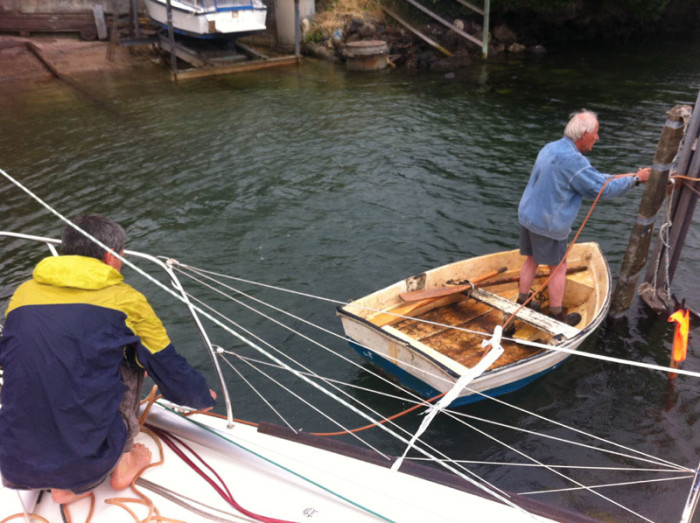 Amarrage de L’Envol à marée haute dans le berceau du slipway de David