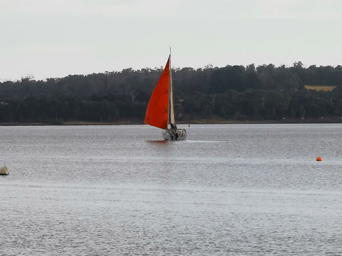 … se déhale tout doucement dans le chenal de la rivière Tamar