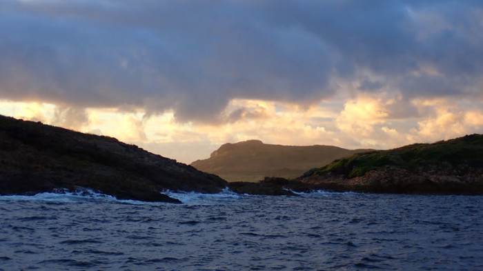 Lever de soleil sur la Coal Shaft Bay à Broughton Island