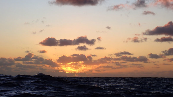 J2, lever de soleil sur la mer de Tasman