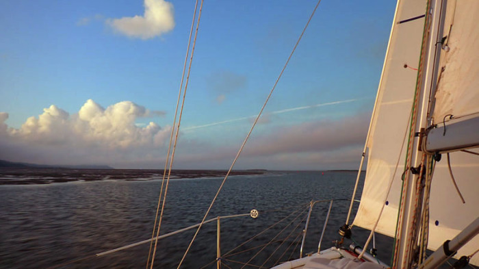 Au près serré dans le canal étroit de Garry's Anchorage