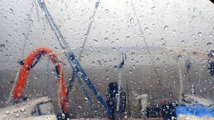 L’Envol sous un déluge de pluie au mouillage de South White Cliffs