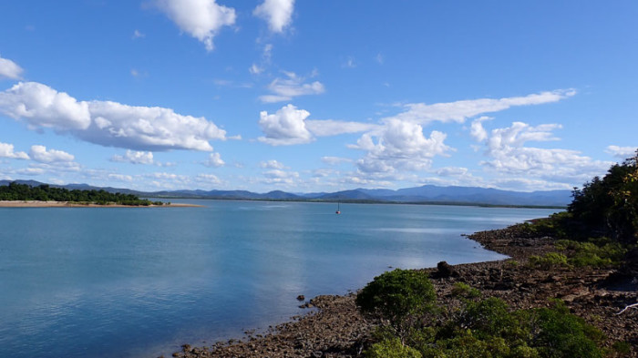 Un voilier au mouillage entre les îles Acacia et Newry