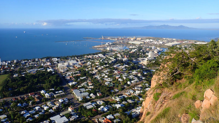 Townsville vue de Castle Hill avec Magnetic Island au fond à droite