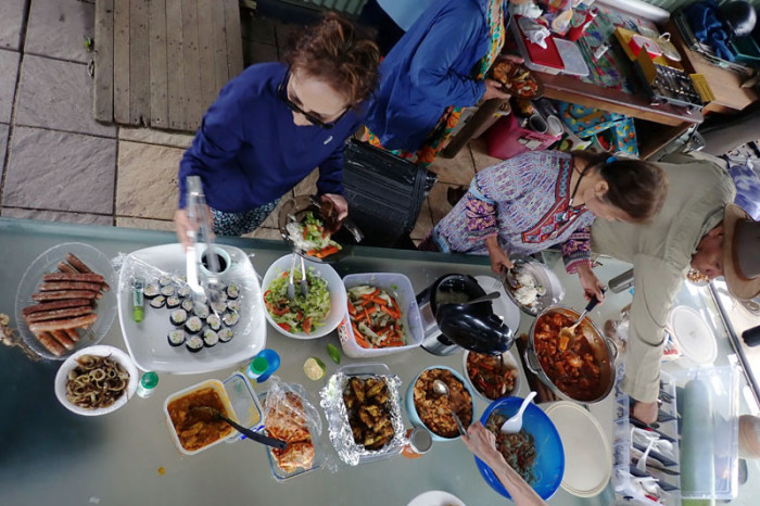 Repas au Bungalow Community Garden