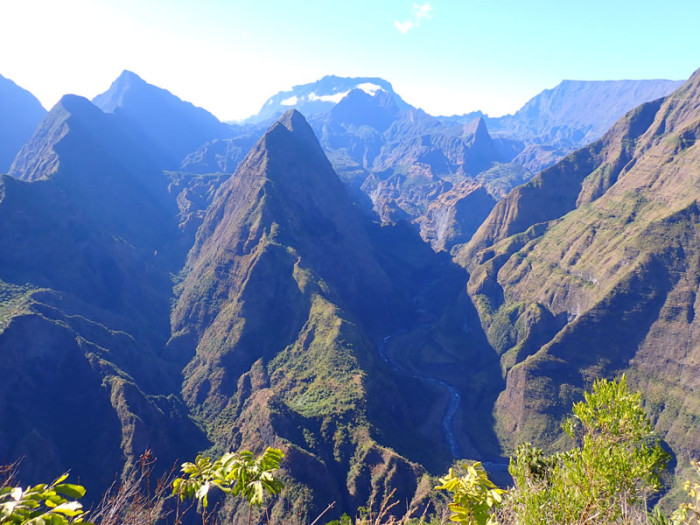 Au fond, au centre de l’image, le Piton des Neiges (3071m) avec, à droite, le Grand Bénare (2898m)