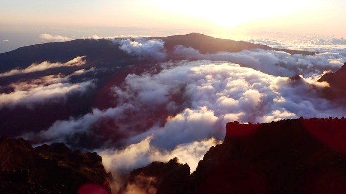 Du Piton des Neiges (3071m), soleil couchant sur le Grand Bénare (2898m)